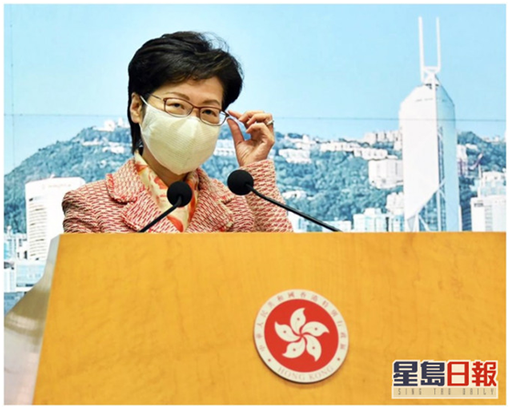 林郑月娥访问记者(图片泉源:香港《星岛日报》)
