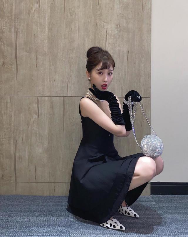 李小冉气质真绝了,一袭黑色连衣裙配黑长直,不用“装贵”也高级休闲区蓝鸢梦想 - Www.slyday.coM 李小冉气质真绝了,一袭黑色连衣裙配黑长直,不用“装贵”也高级休闲区蓝鸢梦想 - Www.slyday.coM