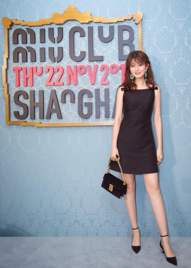 李小冉气质真绝了,一袭黑色连衣裙配黑长直,不用“装贵”也高级休闲区蓝鸢梦想 - Www.slyday.coM 李小冉气质真绝了,一袭黑色连衣裙配黑长直,不用“装贵”也高级休闲区蓝鸢梦想 - Www.slyday.coM