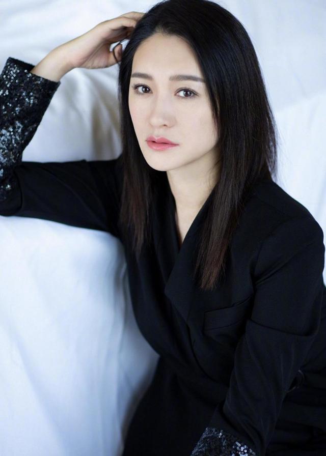 李小冉气质真绝了,一袭黑色连衣裙配黑长直,不用“装贵”也高级休闲区蓝鸢梦想 - Www.slyday.coM 李小冉气质真绝了,一袭黑色连衣裙配黑长直,不用“装贵”也高级休闲区蓝鸢梦想 - Www.slyday.coM