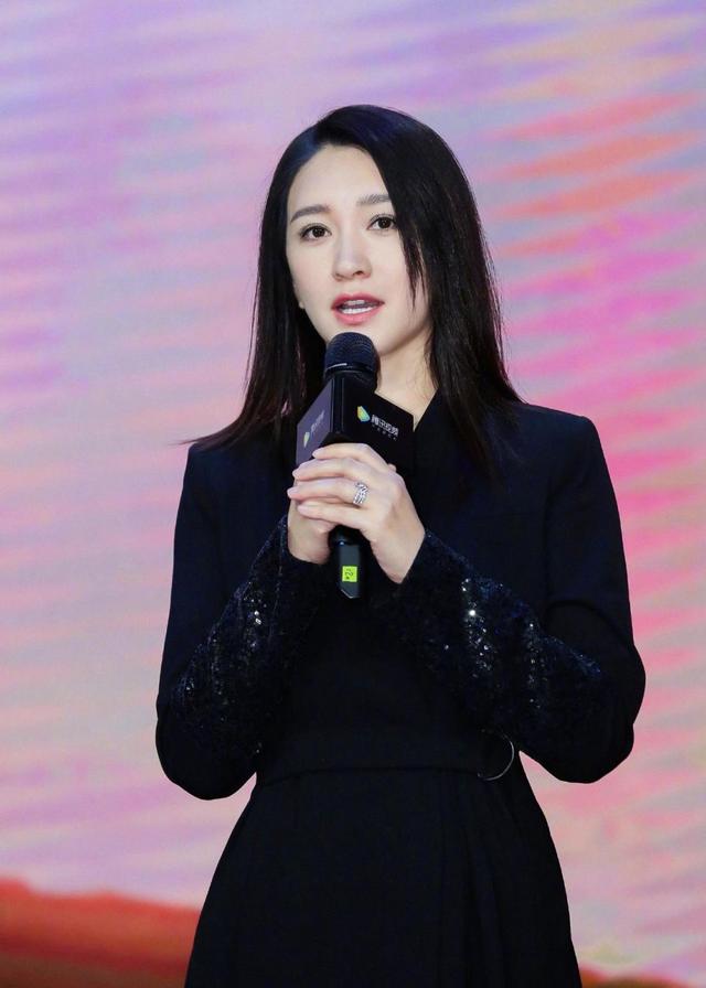 李小冉气质真绝了,一袭黑色连衣裙配黑长直,不用“装贵”也高级休闲区蓝鸢梦想 - Www.slyday.coM 李小冉气质真绝了,一袭黑色连衣裙配黑长直,不用“装贵”也高级休闲区蓝鸢梦想 - Www.slyday.coM