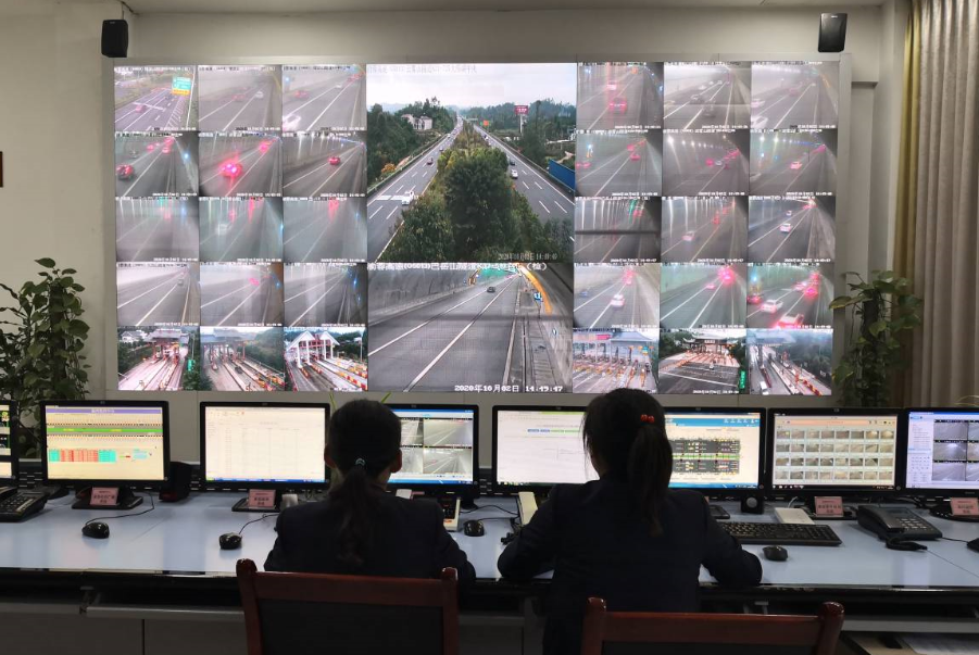 监控职员随时存眷路段情形 重庆高速团体供图