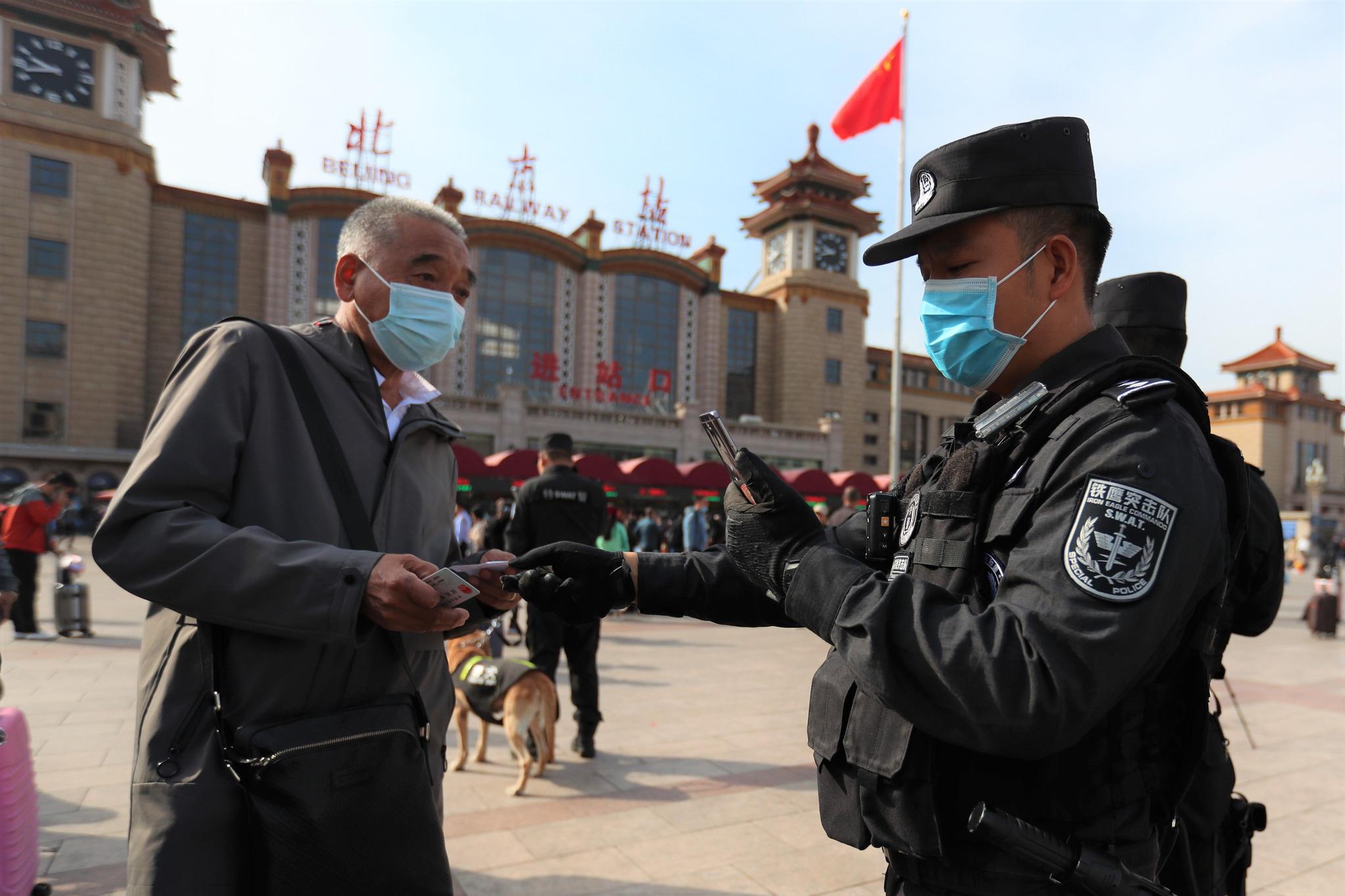 “双节”时代,北京铁路警方尽力确保辖区治安秩序稳固。北京铁路警方供图