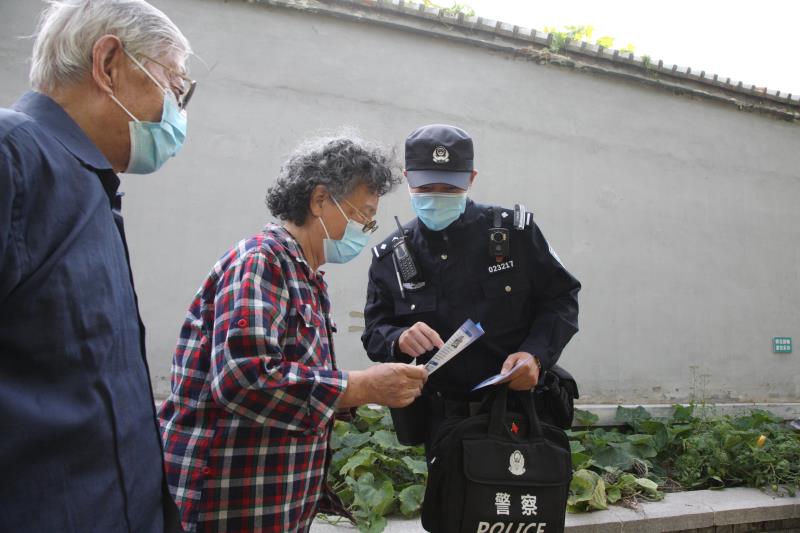 祥瑞社区民警刘士琦为社区住民宣传平安常识。新京报记者 王飞 摄