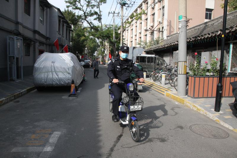 白艳滨骑电动自行车在辖区巡逻。新京报记者 王飞 摄