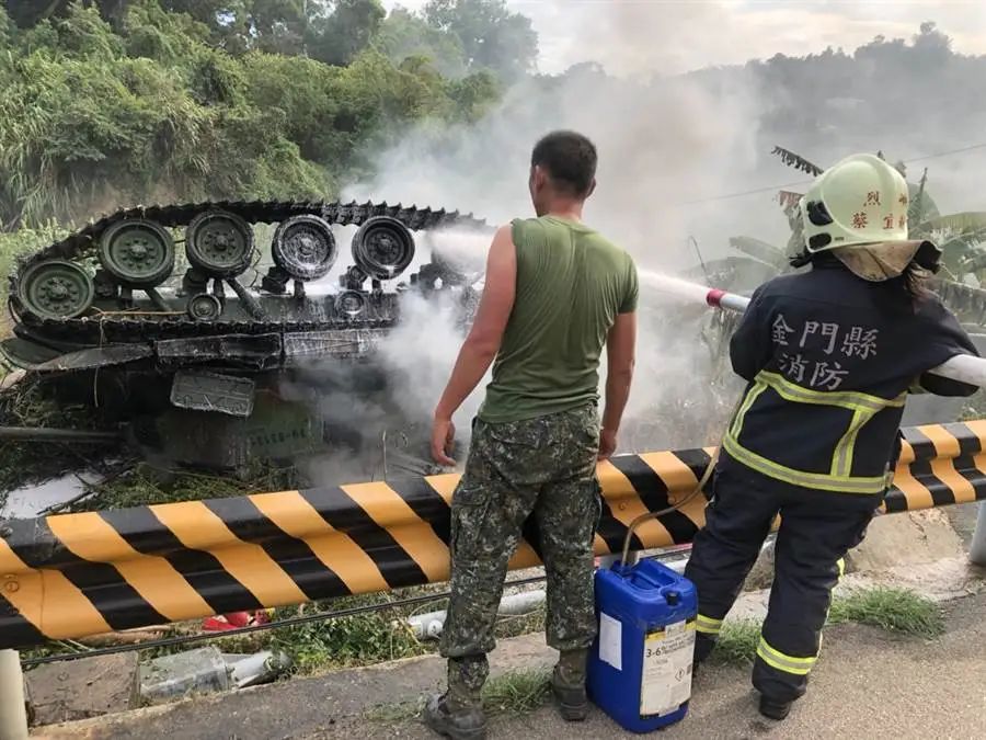 台湾战车翻覆现场。图源:台湾中时消息网