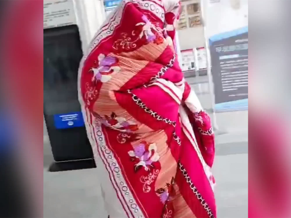 妈妈生完宝宝,母子"全副武装"出院,看到此画风网友不淡定了