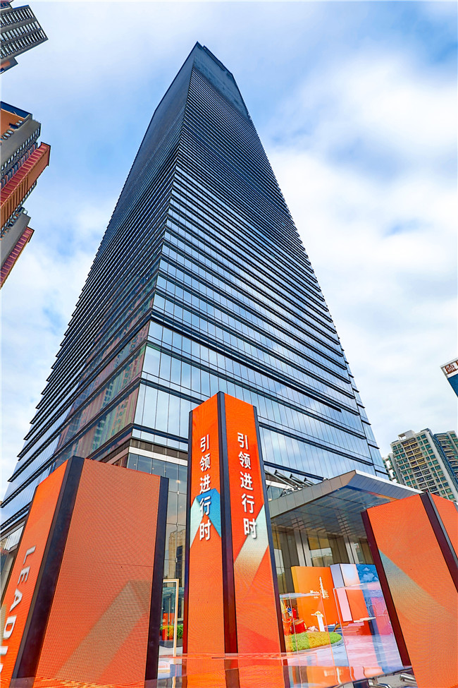 据了解,广西华润大厦,高403米,是广西高楼代表,也象征着积极进取,蓬勃