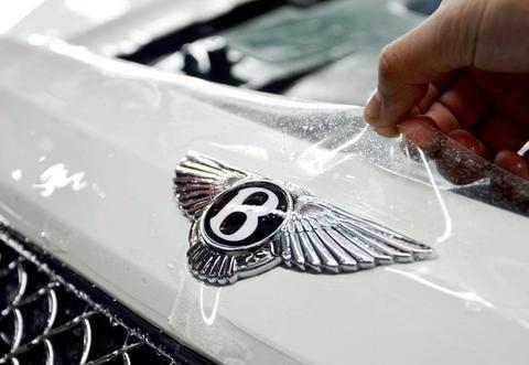 为什么隐形车衣背胶,摸起来一点都“不粘”呢?