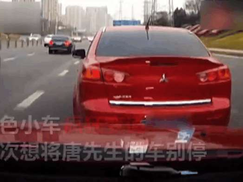 实拍小伙高速频繁变道刹车倒车加塞不成, 直接赌气疯狂斗车