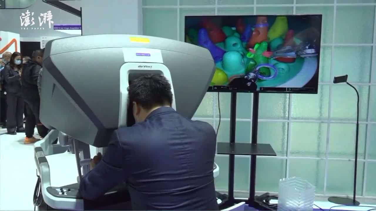 钻到肚子里做手术，达芬奇手术机器人亮相进博会_新浪新闻