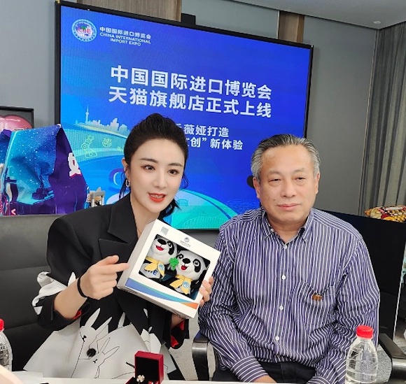 李佳琦、薇娅现身进博会 介绍各国特色产品和消