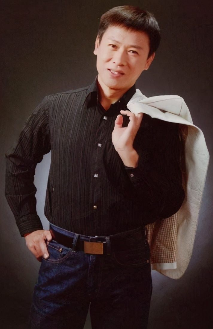老戏骨胡亚捷:和妻子一见钟情,3闹离婚反而情深,依旧相守至今