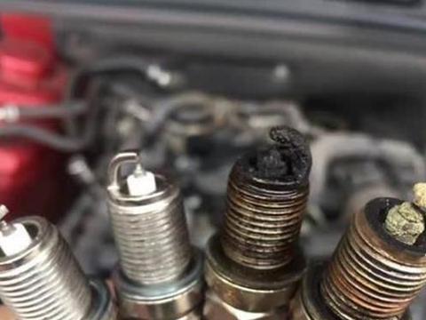 开车时,如果发现汽车在这三种情况下,记得更换火花塞