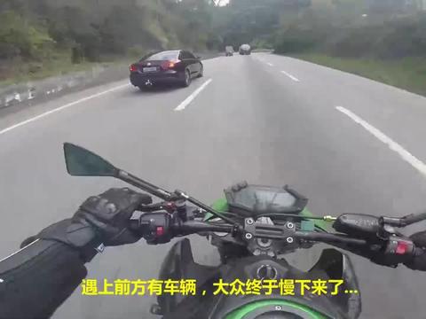 川崎Z800遇上一辆大众性能车，拧下油门就知差距多大