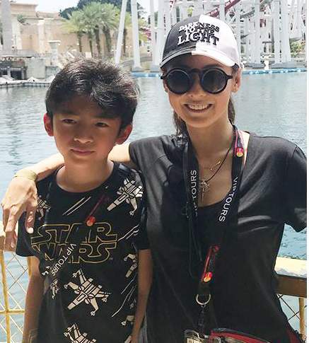 张柏芝大儿子男大18变，身高超越妈妈，长得却越来越像谢霆锋！