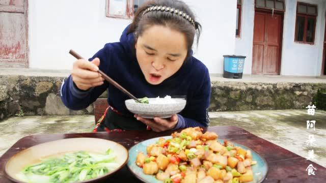苗大姐五花肉切丁 下半斤辣椒一炒 辣辣麻麻米饭吃多多
