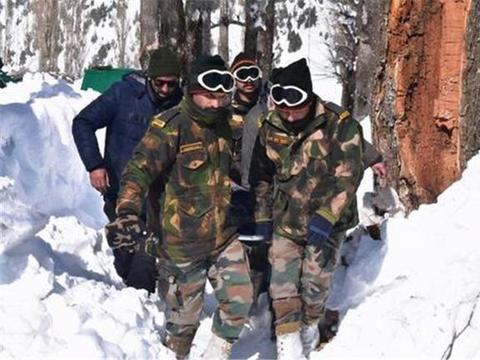 扛不住，印度摊牌称还缺三万件防寒服，暴雪封路边境印军进退两难