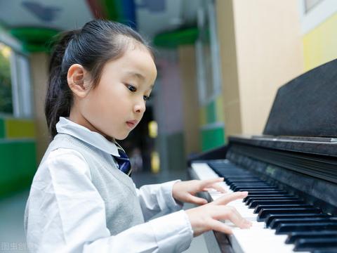 学钢琴怎么坚持？黄磊女儿黄多多弹琴8年！郎朗的小叶子陪练好吗