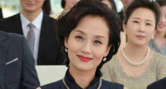 52岁实力老戏骨气质优雅,被称妈妈专业户,女儿是奥运冠军