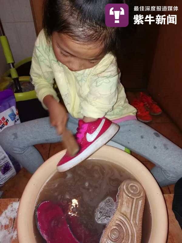 乖巧的晴晴会自己洗鞋子