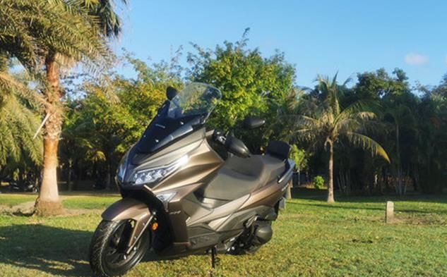 又一实在小踏板!单缸水冷299cc,开70轻松过弯,2.7万你会买吗