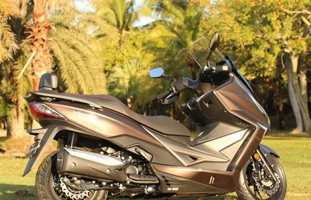又一实在小踏板!单缸水冷299cc,开70轻松过弯,2.7万你会买吗