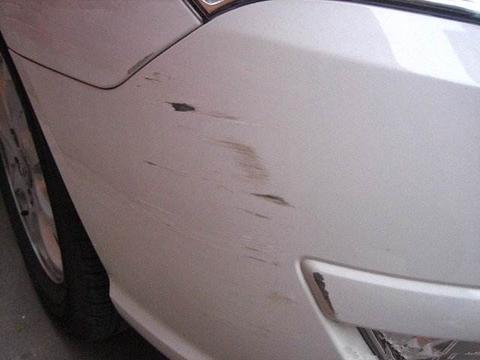 车子单方事故走保险划算吗？不要只看损失大小，要看几年没出险