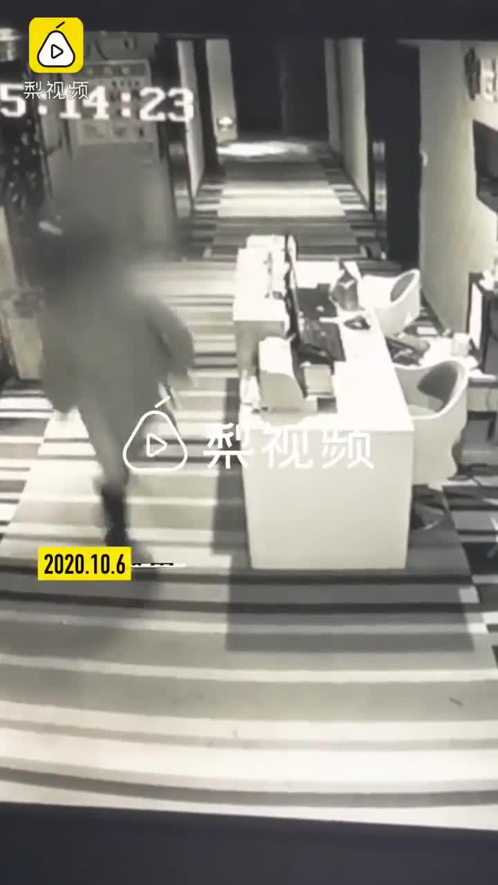 两醉酒女子凌晨进酒店，地毯上小便遭询问后叫嚣：我是记者|贵州_新浪新闻