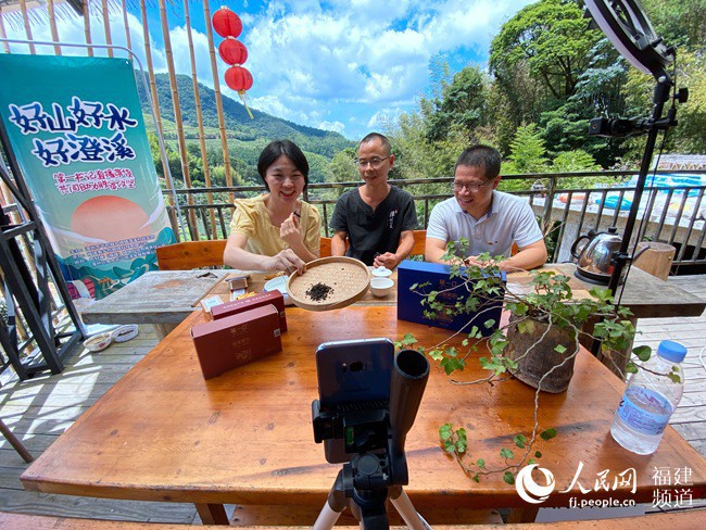 今年7月12日,何文(右)化身“带货主播”,在抖音直播间向网友推介澄溪村独特的旅游风光和农产品。澄溪村供图