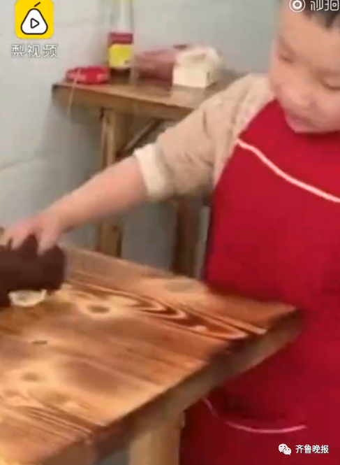 孩子抱怨读书苦妈妈罚孩子泔水桶捡面条 网友吵