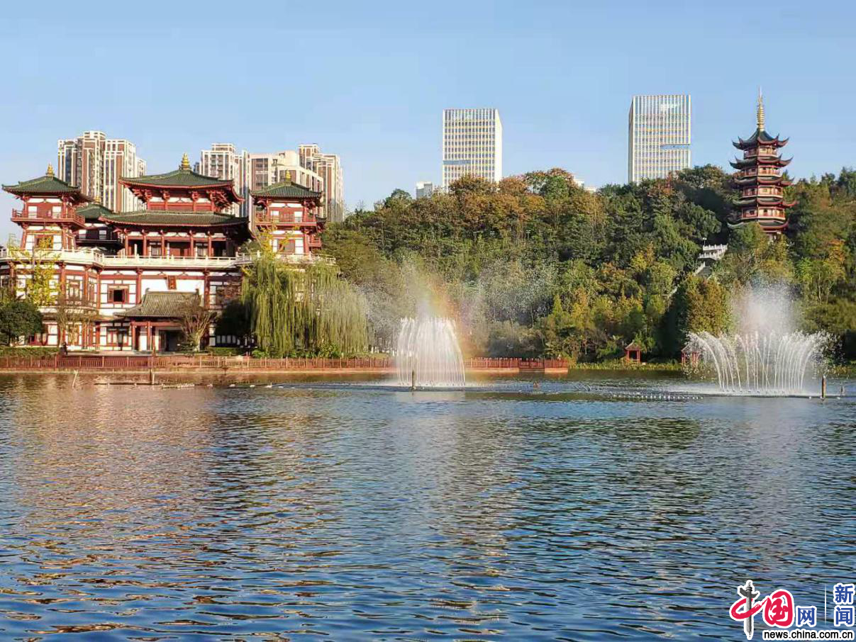 永川兴龙湖公园,池中喷泉喷涌起一道亮丽彩虹(中国网记者 严星/摄)