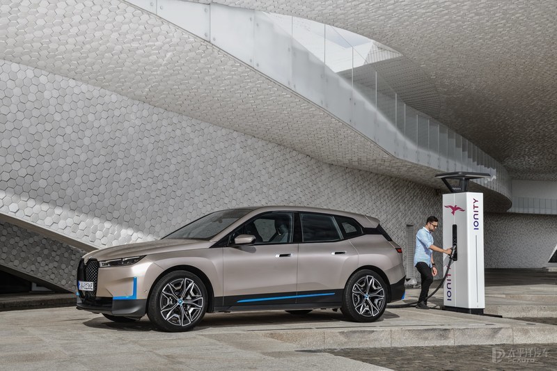 宝马旗舰级纯电SUV首发 在他面前特斯拉真的只是玩具