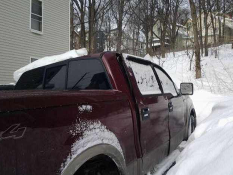 汽车停自家楼下，第二天发现这一幕，给保险打电话后显无奈！