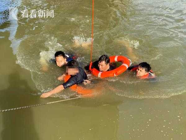 在男子跳河轻生后 49岁的民警也跃入水中……休闲区蓝鸢梦想 - Www.slyday.coM 在男子跳河轻生后 49岁的民警也跃入水中……休闲区蓝鸢梦想 - Www.slyday.coM