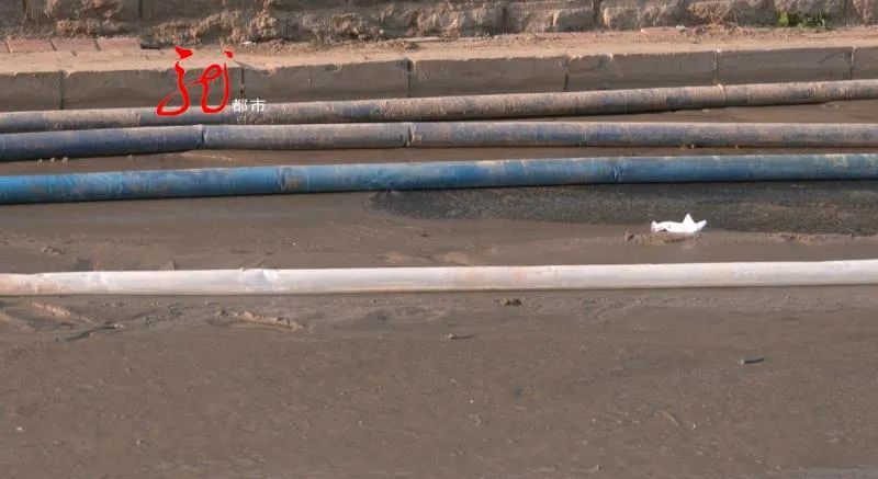 小区门口挖出一座土山,影响居民出行,说好几天就完事,一拖竟然三个月!休闲区蓝鸢梦想 - Www.slyday.coM 小区门口挖出一座土山,影响居民出行,说好几天就完事,一拖竟然三个月!休闲区蓝鸢梦想 - Www.slyday.coM