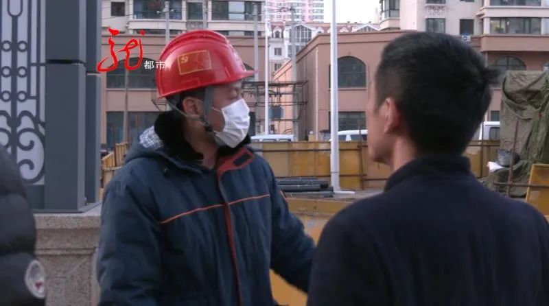 小区门口挖出一座土山,影响居民出行,说好几天就完事,一拖竟然三个月!休闲区蓝鸢梦想 - Www.slyday.coM 小区门口挖出一座土山,影响居民出行,说好几天就完事,一拖竟然三个月!休闲区蓝鸢梦想 - Www.slyday.coM