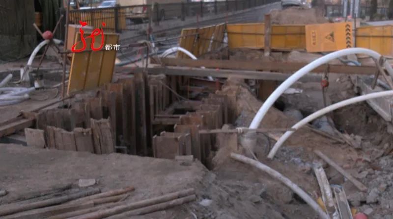 小区门口挖出一座土山,影响居民出行,说好几天就完事,一拖竟然三个月!休闲区蓝鸢梦想 - Www.slyday.coM 小区门口挖出一座土山,影响居民出行,说好几天就完事,一拖竟然三个月!休闲区蓝鸢梦想 - Www.slyday.coM