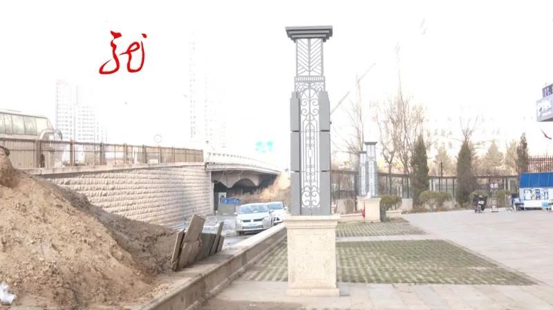 小区门口挖出一座土山,影响居民出行,说好几天就完事,一拖竟然三个月!休闲区蓝鸢梦想 - Www.slyday.coM 小区门口挖出一座土山,影响居民出行,说好几天就完事,一拖竟然三个月!休闲区蓝鸢梦想 - Www.slyday.coM