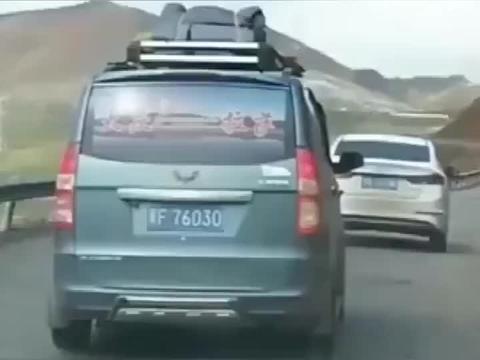 监控实拍：恕我直言，五菱神车到哪都不一般
