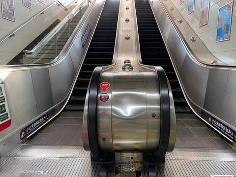 城市的“地铁旅行”，你是否也是游客之一，安检员：看着都心疼！