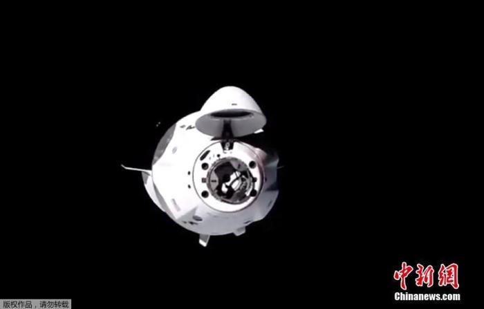 据外媒报道,美国东部时间16日晚11时许,在经历了27个小时飞行后,搭载4名宇航员的SpaceX“龙”飞船和国际空间站完成对接。图为飞船正在接近国际空间站。