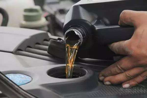 汽车多久换一次机油？专家：别听4S店瞎扯，发动机都快报废了！