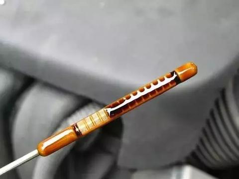 保养时机油加多了或者少了对发动机有什么影响？损伤大吗？