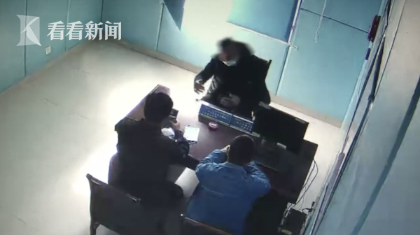 饭店老板惦记美味 训练自家金毛偷鸡300多只