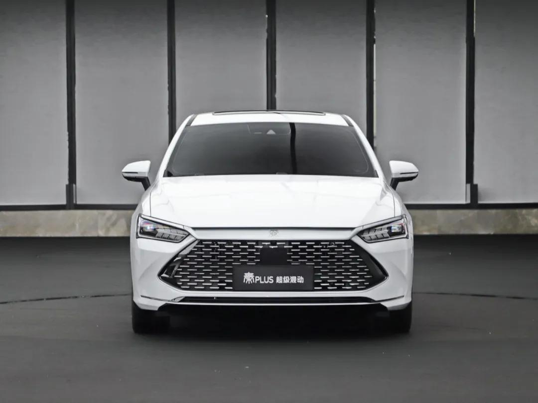 比亚迪全新家轿秦PLUS正式亮相，酷似“小汉”，超省油
