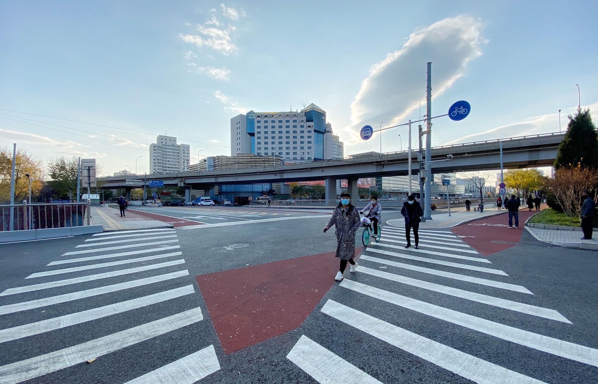 西直門外大街輔路門路大修工程本日完工驗收,北展東馬路-白石新橋段約1.7公里局限內南北雙向增設非機動車道。新京報記者 王貴彬 攝