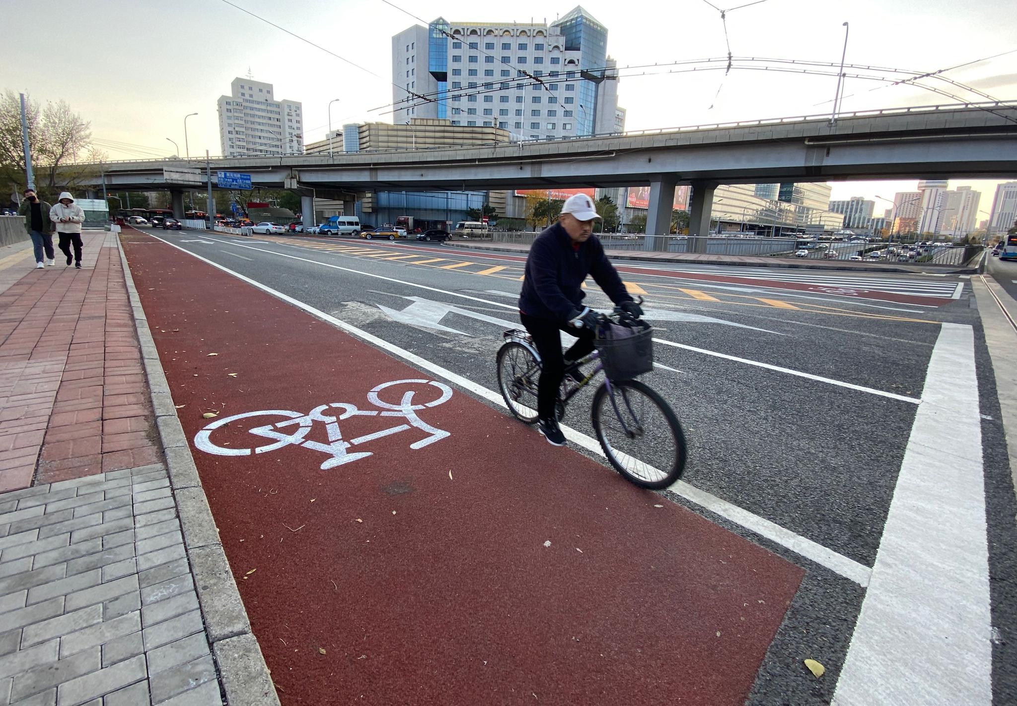 西直門外大街輔路門路大修工程本日完工驗收。新京報記者 王貴彬 攝