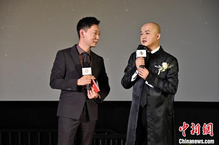 包贝尔(右)作为评审委员代表现场勉励青年导演 刘小艳 供图