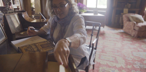 2018年,小鹿前往《唐顿庄园》取景地海克利尔城堡采访.